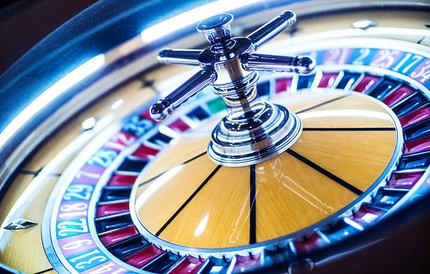 Live dealer studio with professional croupier at roulette table, multi-camera feed on gambar rolet